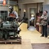 Sheldon staví malou lokomotivu