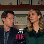 Nahlédněte pod pokličku neobvyklému trojitému vztahu s trailerem seriálu You Me Her