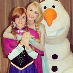 Anna-Faith-Carlsons-resemblance-to-Queen-Elsa-and-real-life-sister-Lexie-Frozen-Movie-56665455e1006b7ad06063de90000958.jpg