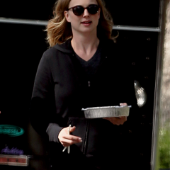 Emily-VanCamp-carries-food-back-to-her-trailer-on-the-set-of-Revenge-April-7th-ac133c057d75dcd85479e9a07601a2f2.png