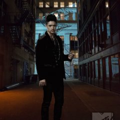 shadowhunters-season-2-is-darker-than-ever-in-these-all-new-photos5-53e8c950ad7c70de5d51f29c2c9b48b8.jpg