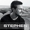 Stephen Amell mluví o Oliverovi, zloduších a flashbacích.