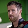 Novinky z uplynulých dní: Hemsworth v parádní formě, bouřlivák Waititi a jaký byl původní scénář Doctora Strange 2?