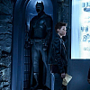 První fotky z pilotní epizody potvrzují Batmanovu existenci v Arrowerse