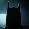 Michael Keaton představuje svůj netopýří kostým pro snímek Batgirl