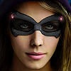 Felicity Smoak oblékne kostým v epizodě Doomworld