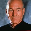 Patrick Stewart jako Picard hlásí po dlouhé době návrat do práce