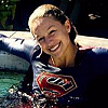 Prvních pár fotek ze třetí série včetně Supergirl v bazénku