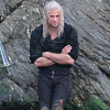 Herec Liam Hemsworth se ukazuje jako Geralt na nejnovějších fotkách z natáčení