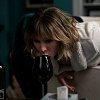 Kristen Bell pije víno a špehuje sousedy v traileru na seriál Žena v domě