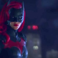 Batwoman pózuje na dalším plakátě