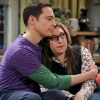 Jim Parsons a Mayim Bialik se objeví ve finále seriálu Young Sheldon