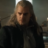 Geralt a Dunny se představují v bojové ukázce na hostině v Cintře