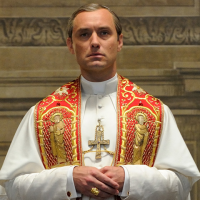 První trailer na kontroverzního mladého papeže Judea Lawa