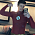 The Flash - Herec Grant Gustin se předvádí v novém obleku Flashe na fotce ze zákulisí